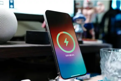 枣庄苹果15换屏服务分享用什么充电器给iPhone15充电更好 